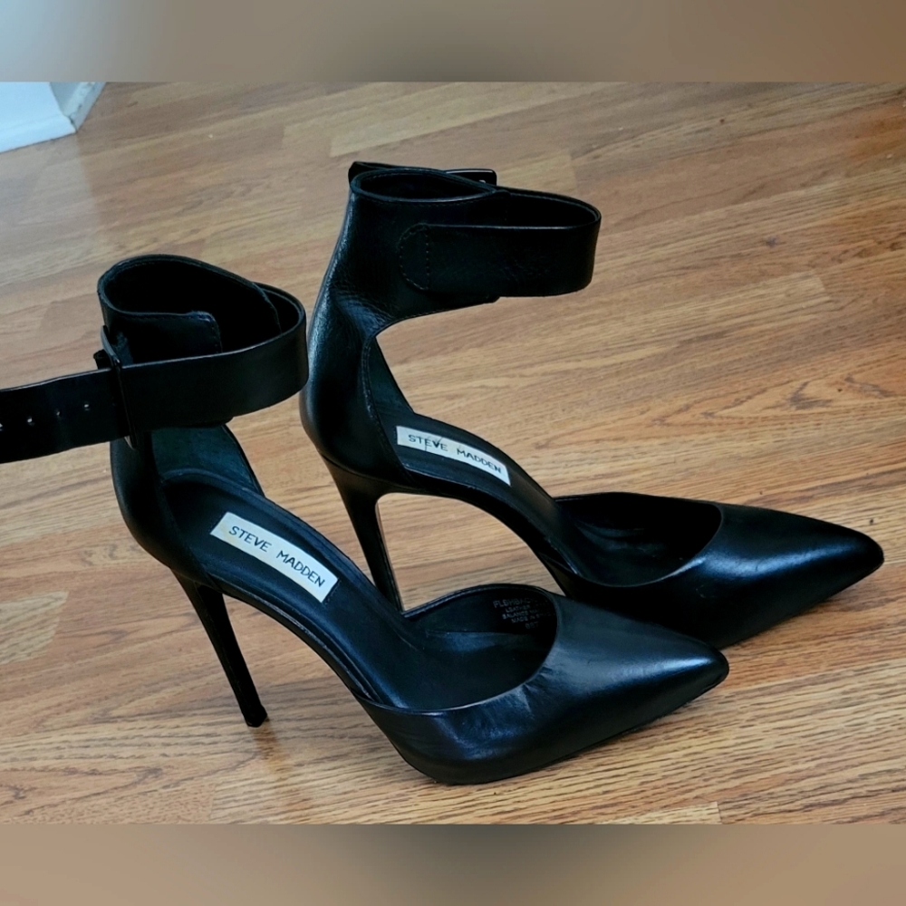 Steve Madden shoes / black point toe stilletto with wide ankle strap. Sz 8.5